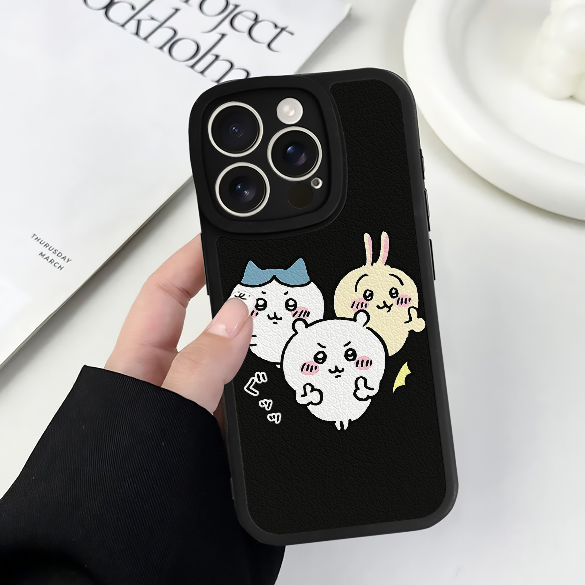 （画像用） ちいかわ うさぎ Chii-kawa usagi 【iPhone 16シリーズ対応】シリコンスマホケース（レザー調） 材質：シリコン
